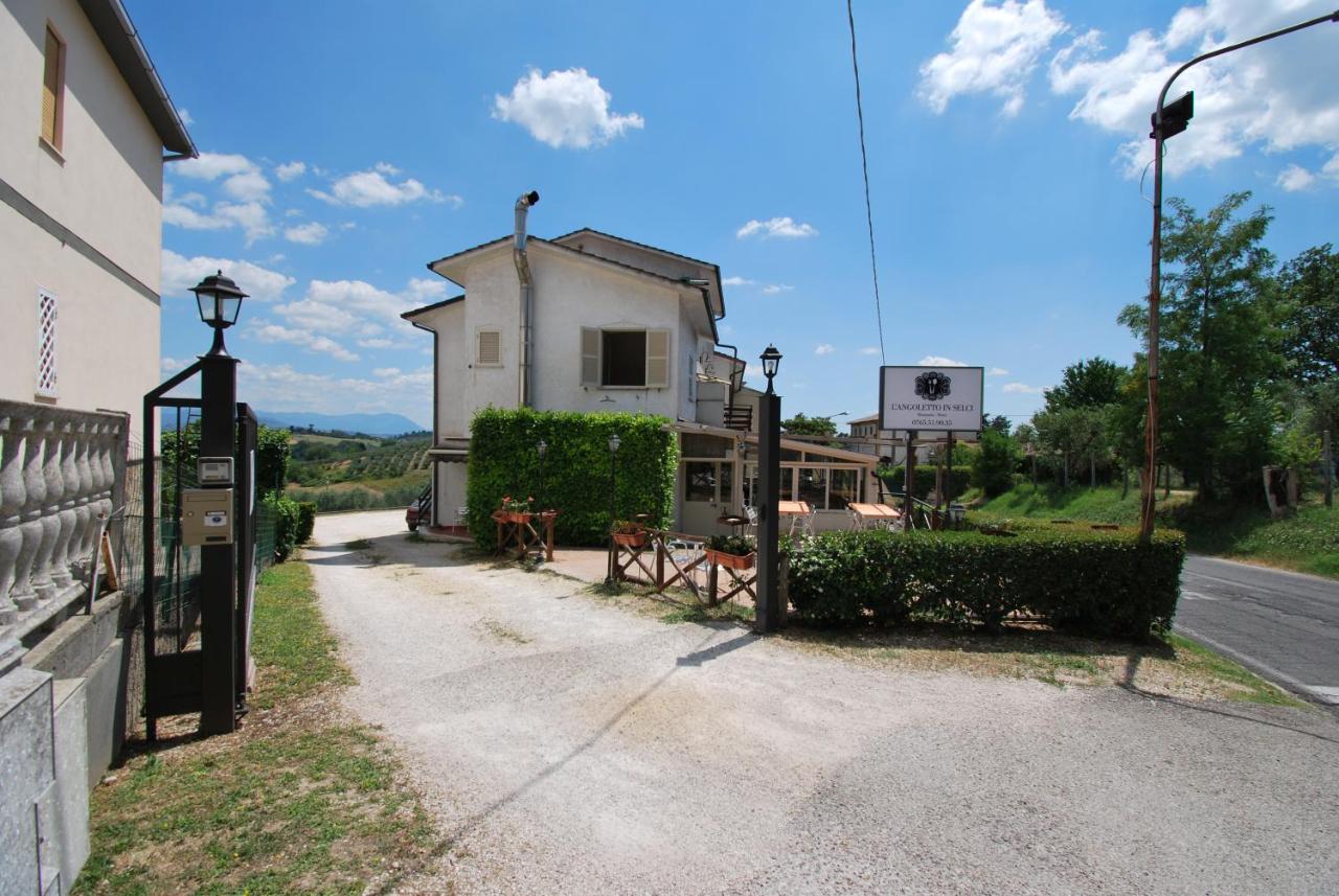 Hotel & Ristorante L'Angoletto In Selci Selci  Exteriör bild